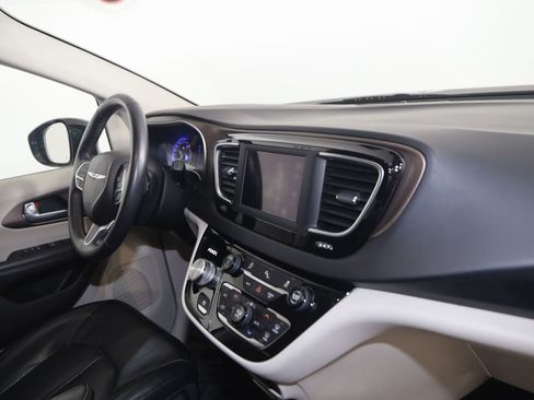 Used 2018 Chrysler Pacifica Touring-L FWD image 37