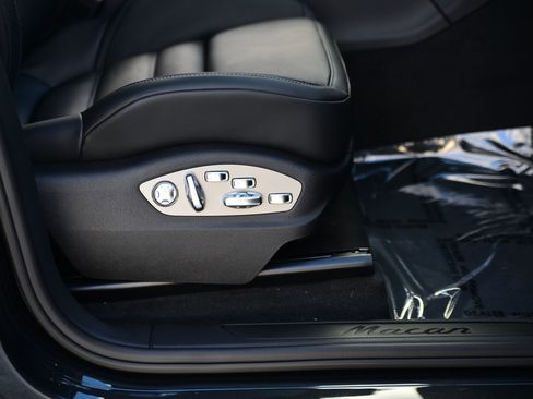 Certified 2026 Porsche Macan AWD/4WD image 23