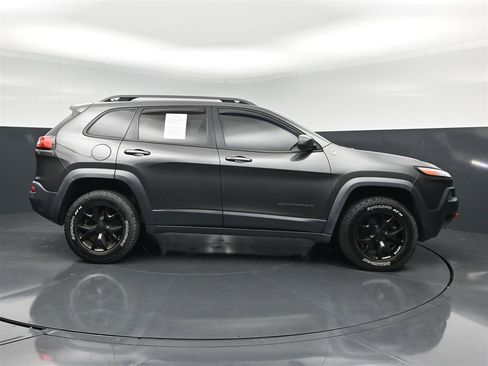 Used 2015 Jeep Cherokee Trailhawk w/ Comfort/Convenience Group AWD/4WD image 4