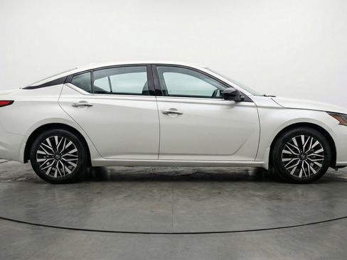 Used 2025 Nissan Altima 2.5 SV image 11