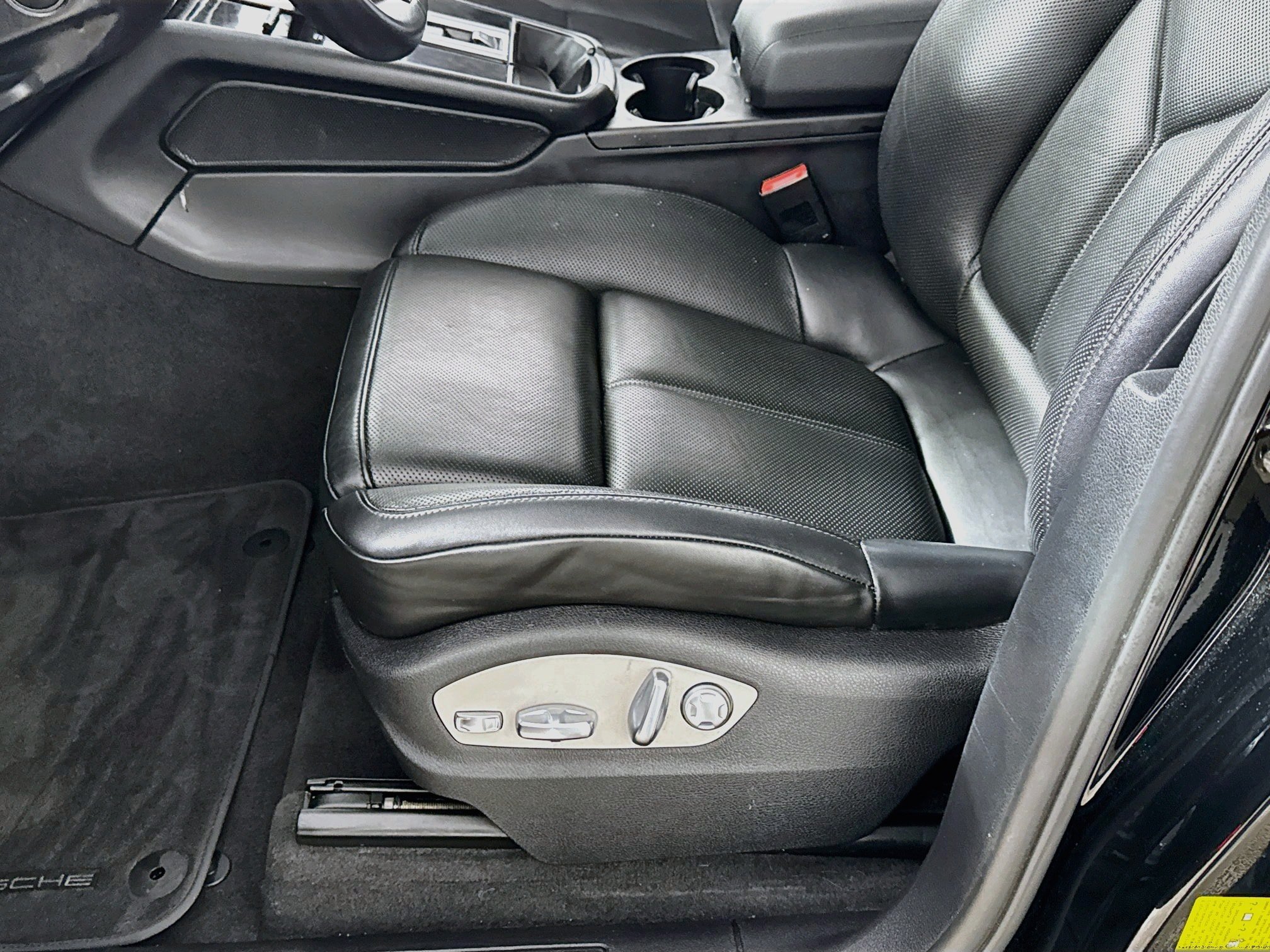 Used 2023 Porsche Macan AWD/4WD image 22