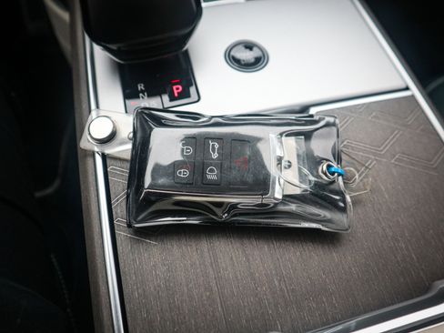 Used 2025 Land Rover Range Rover SV image 48