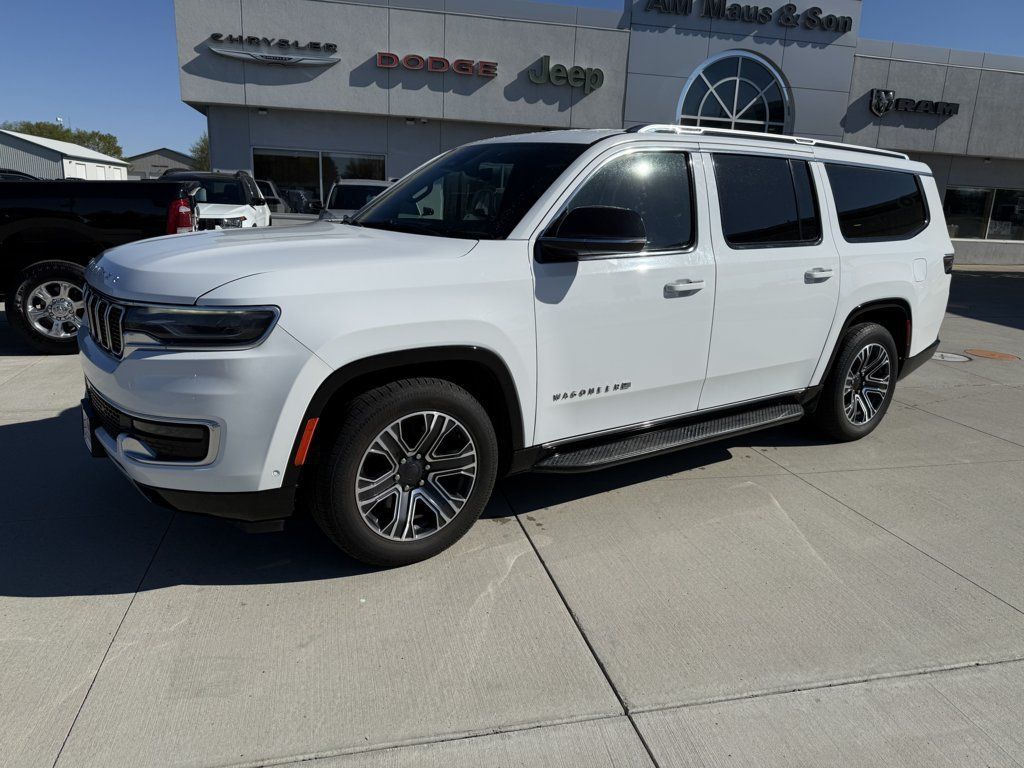 Used 2023 Jeep Wagoneer L Series II AWD/4WD image 4