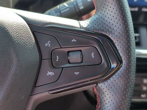 Used 2025 Chevrolet Trax RS w/ Sunroof Package FWD image 28