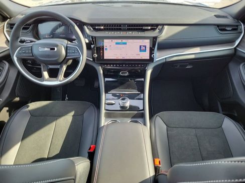 New 2026 Jeep Grand Cherokee Altitude image 9