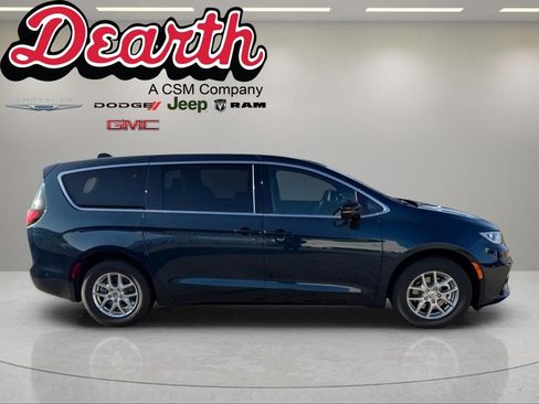 New 2025 Chrysler Pacifica Select image 1