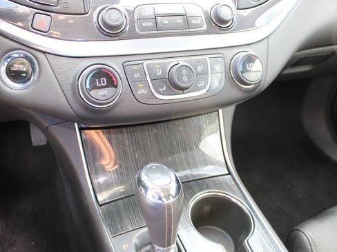 Used 2019 Chevrolet Impala LT FWD image 17