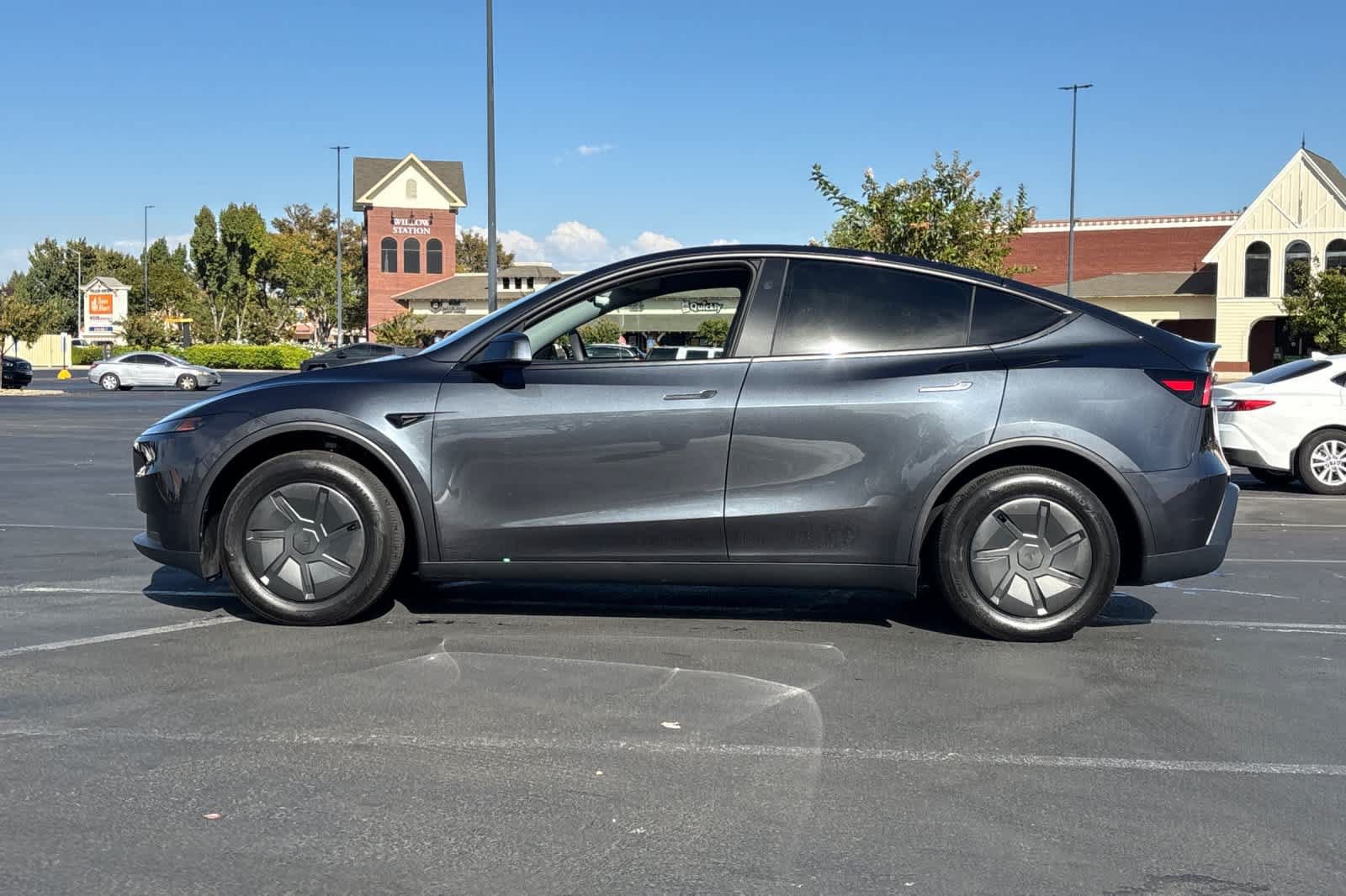Used 2026 Tesla Model Y 2WD image 5