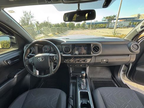 Used 2017 Toyota Tacoma TRD Off-Road image 5