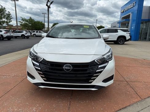 Used 2024 Nissan Versa SV FWD image 2