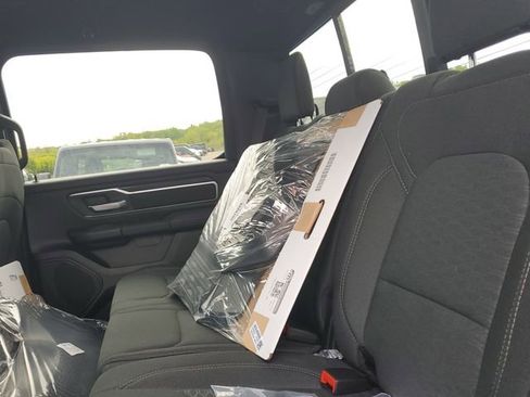 New 2026 RAM 1500 4x4 Crew Cab image 17