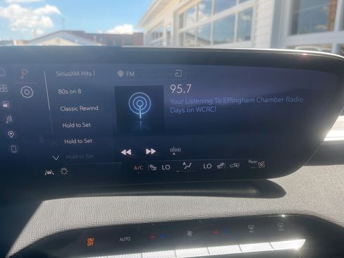 Used 2025 Buick Enclave Preferred AWD/4WD image 6