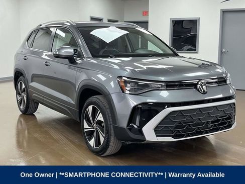 Used 2025 Volkswagen Taos SE AWD/4WD image 3