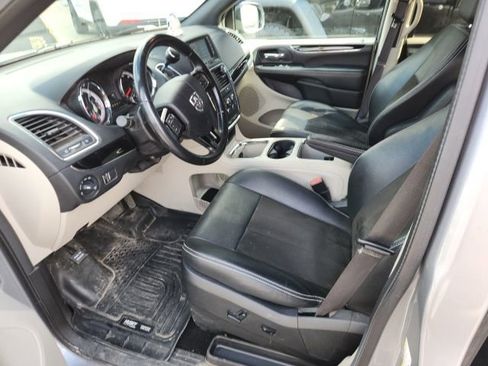 Used 2019 Dodge Grand Caravan SXT image 9