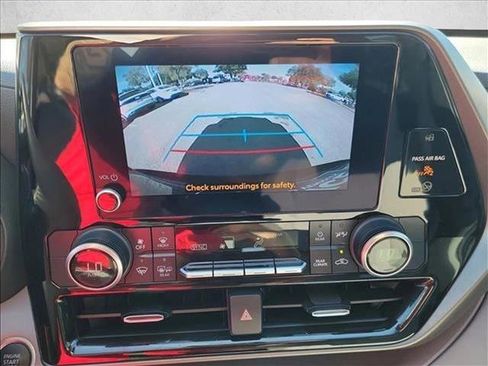 Used 2024 Toyota Highlander LE image 23