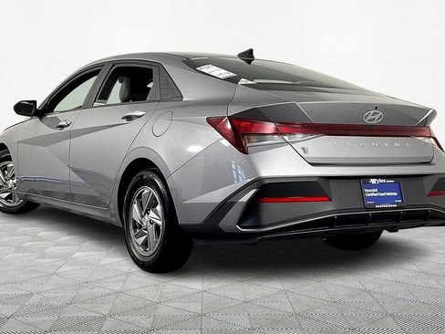 Used 2025 Hyundai Elantra SE image 4
