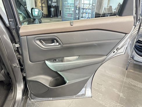 Used 2023 Nissan Rogue SV w/ SV Premium Package image 32