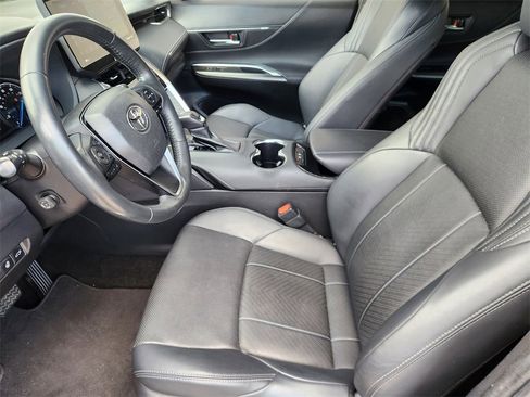 Used 2022 Toyota Venza Limited image 13