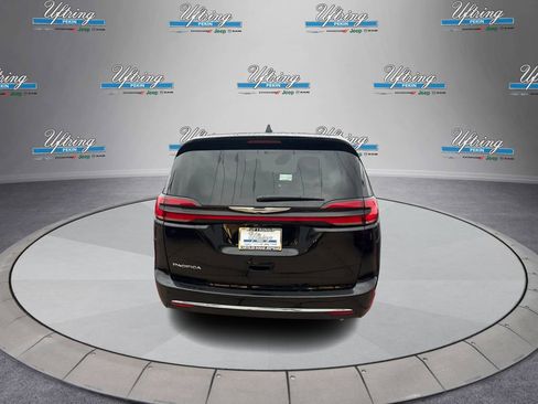 New 2026 Chrysler Pacifica Select image 4
