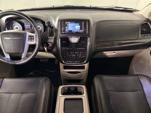Used 2015 Chrysler Town & Country Touring-L image 27