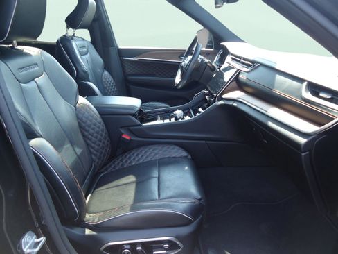 Used 2021 Jeep Grand Cherokee L Summit w/ Luxury Tech Group V image 25