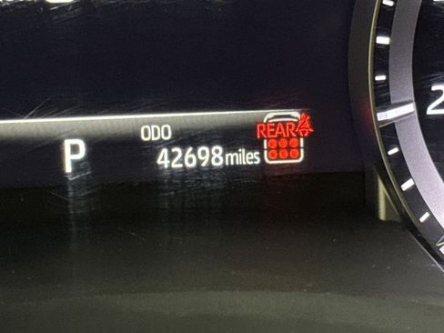 Used 2024 Toyota Highlander LE FWD image 13