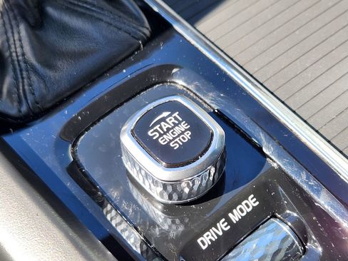 Used 2019 Volvo XC60 T6 Momentum w/ Advanced Package image 13