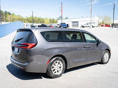 Used 2023 Chrysler Pacifica Touring-L FWD image 10