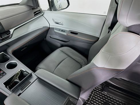 Used 2022 Toyota Sienna XSE image 24
