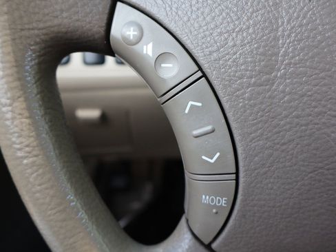 Used 2005 Toyota Highlander 2WD V6 w/ 3rd Row image 29