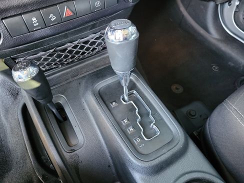 Used 2017 Jeep Wrangler Unlimited Rubicon w/ Connectivity Group image 11