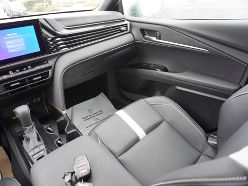 Used 2025 Toyota Camry SE image 16