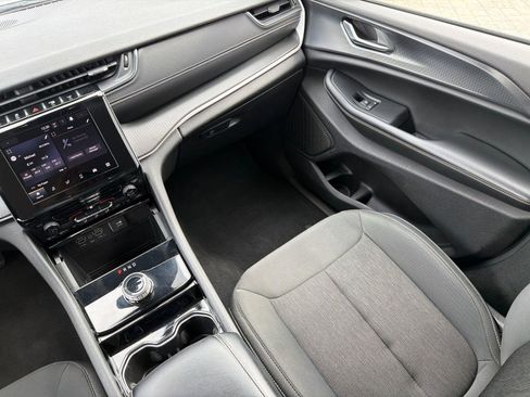 Used 2023 Jeep Grand Cherokee L Laredo image 22