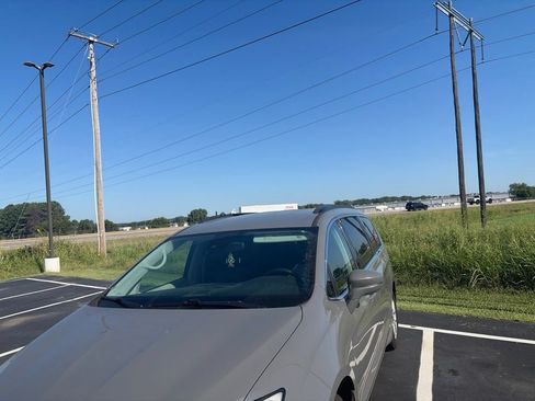 Used 2022 Chrysler Pacifica Touring-L FWD image 12