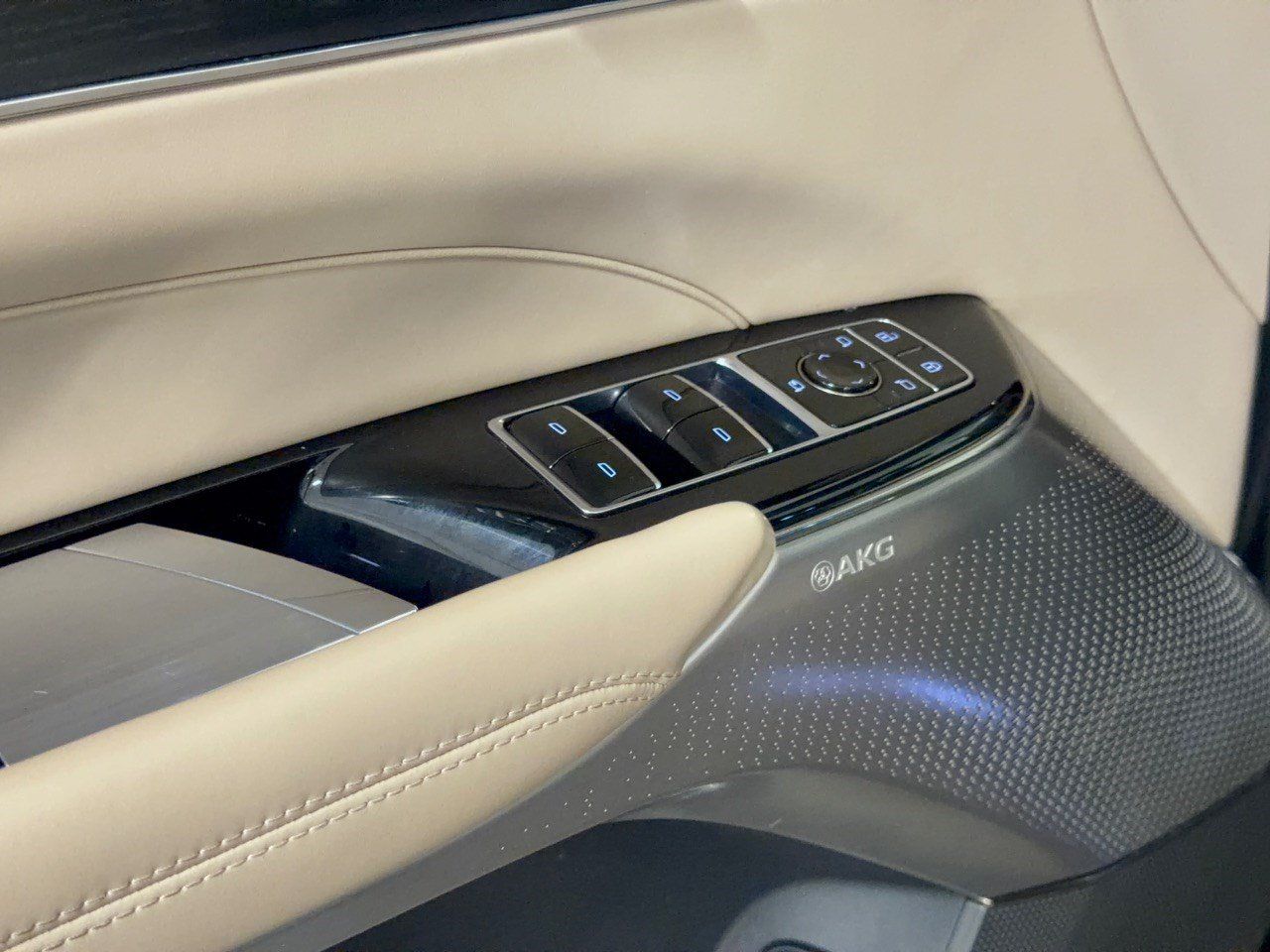 Certified 2024 Cadillac Lyriq Luxury w/ Nappa Leather Package AWD/4WD image 15