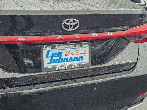 Used 2019 Toyota Avalon Limited w/ Preferred Accessory Package image 25