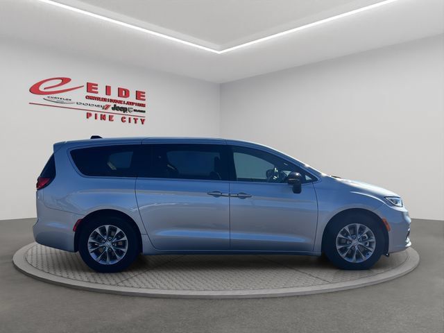 Used 2026 Chrysler Pacifica Limited FWD image 11