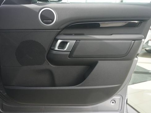 Used 2025 Land Rover Discovery S image 21