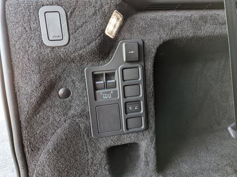 Used 2024 Land Rover Discovery Dynamic SE image 45