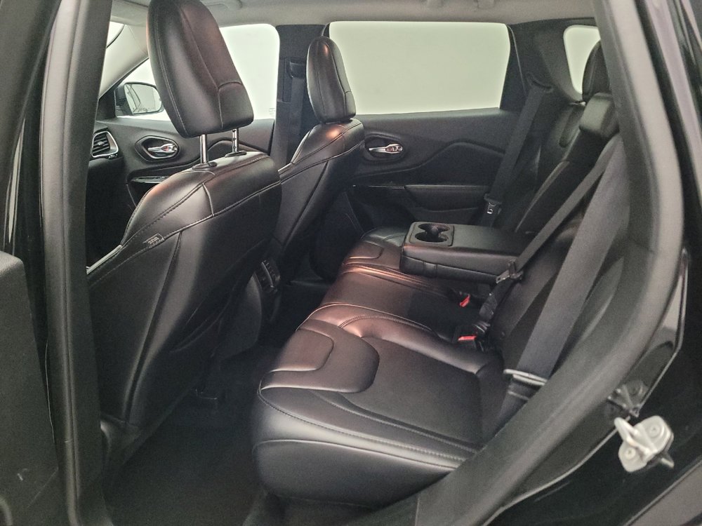 Used 2019 Jeep Cherokee Latitude Plus FWD image 18