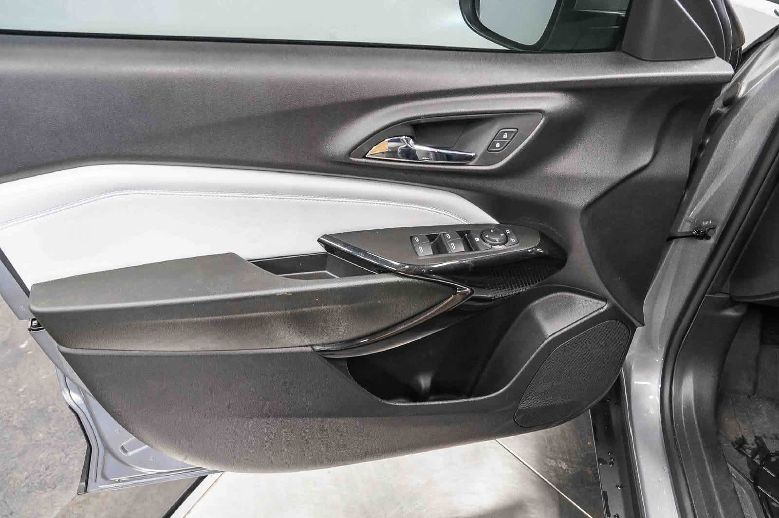 Used 2025 Chevrolet Trax LT FWD image 21