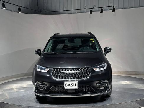 Used 2022 Chrysler Pacifica Touring-L FWD image 2