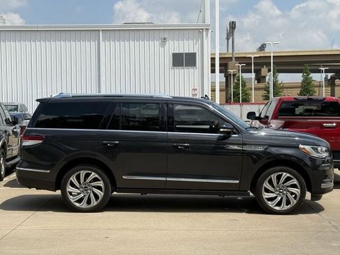 Used 2023 Lincoln Navigator Reserve AWD/4WD image 3