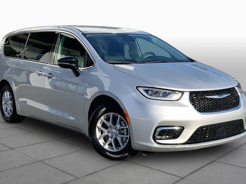 Used 2024 Chrysler Pacifica Touring-L FWD image 3