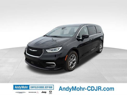 Used 2024 Chrysler Pacifica Limited w/ Uconnect Theater Family Group FWD image 3