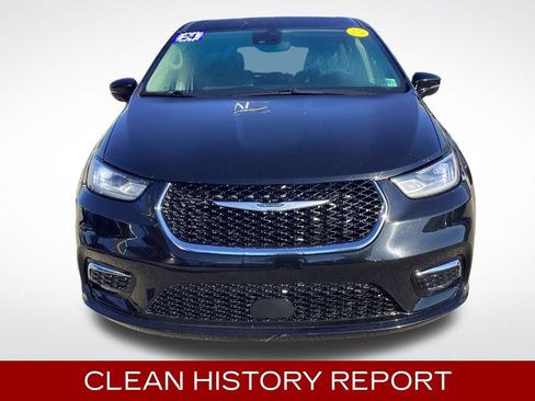 Used 2024 Chrysler Pacifica Touring-L FWD image 3