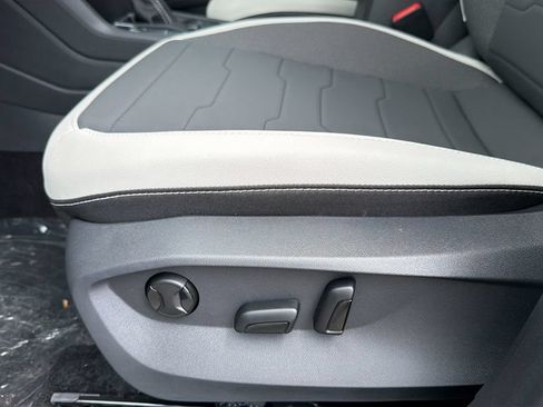 New 2026 Volkswagen Taos SE FWD image 17