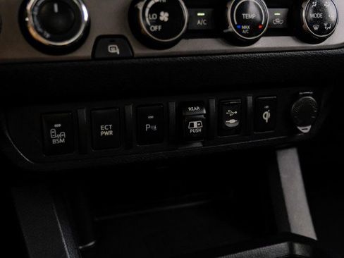 Used 2018 Toyota Tacoma TRD Off-Road w/ Technology Package AWD/4WD image 24