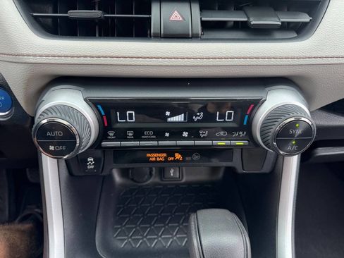 Used 2021 Toyota RAV4 XLE w/ Convenience Package image 18