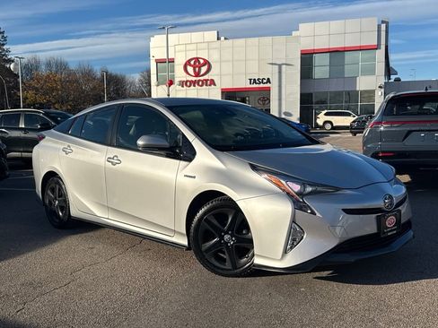 Used 2017 Toyota Prius Three Touring image 1
